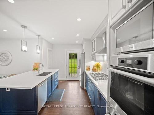 124 Toronto St S, Uxbridge, ON - Indoor Photo Showing Kitchen With Double Sink With Upgraded Kitchen