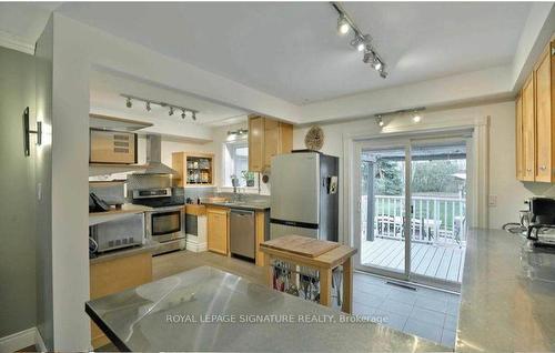 83 Hammond Rd, Mississauga, ON - Indoor Photo Showing Kitchen