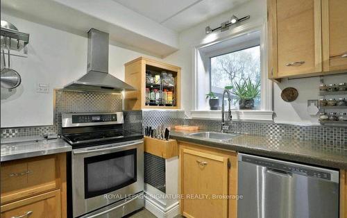 83 Hammond Rd, Mississauga, ON - Indoor Photo Showing Kitchen