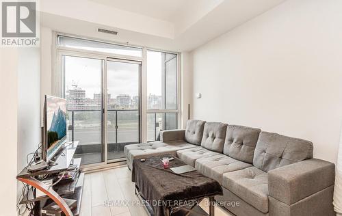 901 - 50 Bruyeres Mews, Toronto, ON - Indoor Photo Showing Living Room