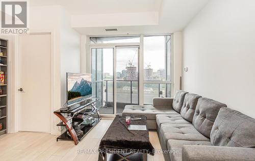 901 - 50 Bruyeres Mews, Toronto, ON - Indoor Photo Showing Living Room