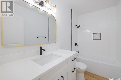 428 F Avenue S, Saskatoon, SK - Indoor Photo Showing Bathroom