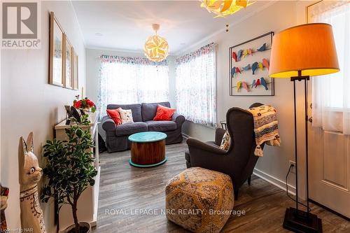 195 Lincoln Road W, Fort Erie (337 - Crystal Beach), ON - Indoor Photo Showing Living Room