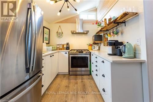 195 Lincoln Road W, Fort Erie (337 - Crystal Beach), ON - Indoor Photo Showing Kitchen