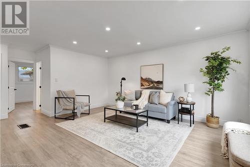 84 Weber Street S, Waterloo, ON - Indoor Photo Showing Living Room