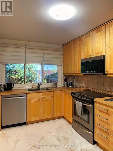 1880 Lakeshore Road, Niagara-On-The-Lake (101 - Town), ON - Indoor Photo Showing Kitchen With Double Sink