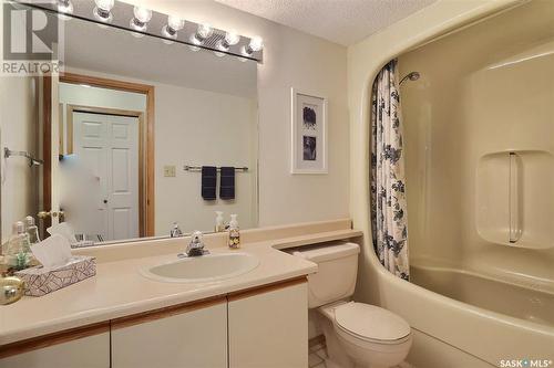 214 960 Assiniboine Avenue, Regina, SK - Indoor Photo Showing Bathroom