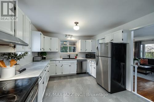 21 Maple Crescent, Kawartha Lakes (Lindsay), ON - Indoor Photo Showing Kitchen With Stainless Steel Kitchen