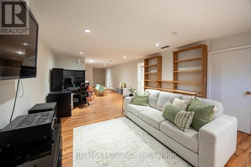 21 Maple Crescent, Kawartha Lakes (Lindsay), ON - Indoor Photo Showing Living Room