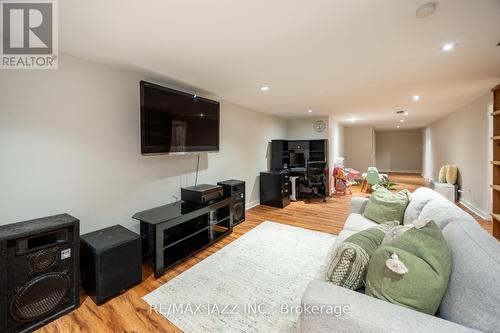 21 Maple Crescent, Kawartha Lakes (Lindsay), ON - Indoor Photo Showing Living Room