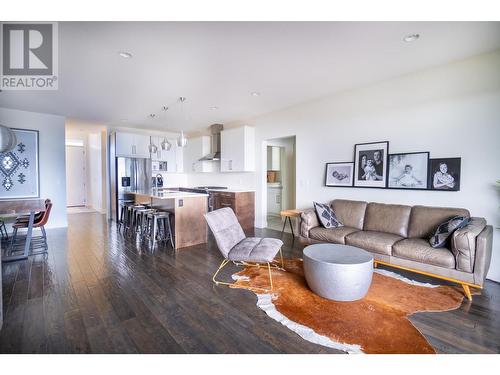 1172 Frost Road, Kelowna, BC - Indoor Photo Showing Living Room