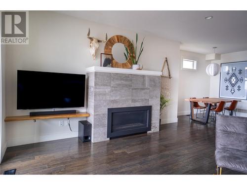 1172 Frost Road, Kelowna, BC - Indoor Photo Showing Living Room With Fireplace