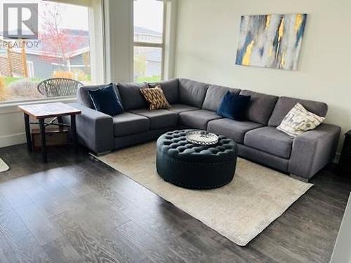 1172 Frost Road, Kelowna, BC - Indoor Photo Showing Living Room