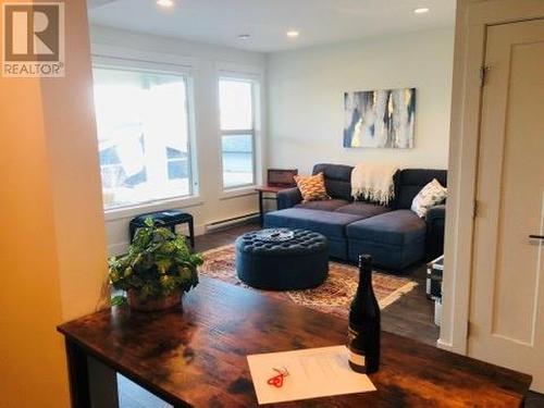 1172 Frost Road, Kelowna, BC - Indoor Photo Showing Living Room