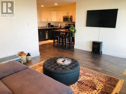 1172 Frost Road, Kelowna, BC - Indoor Photo Showing Living Room