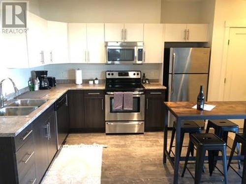 1172 Frost Road, Kelowna, BC - Indoor Photo Showing Kitchen With Double Sink