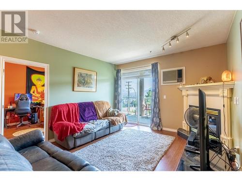 712 Sahali Terrace Unit# 202, Kamloops, BC - Indoor Photo Showing Living Room