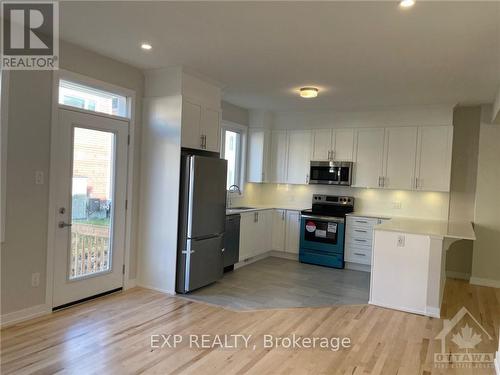 42 Chasing Grove, Ottawa, ON - Indoor Photo Showing Kitchen