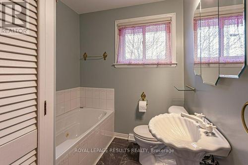 36 St Andrew Street, Aylmer (Ay), ON - Indoor Photo Showing Bathroom