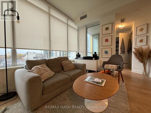 609 - 151 Avenue Road, Toronto, ON - Indoor Photo Showing Living Room