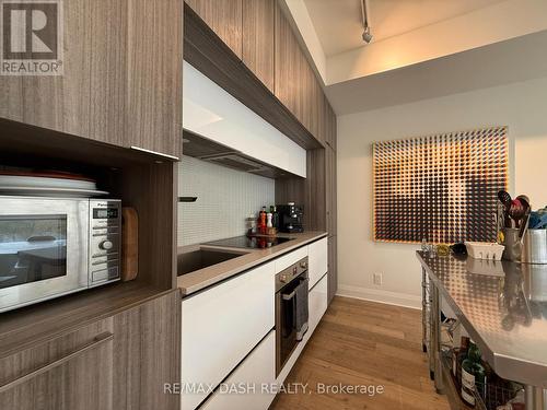 609 - 151 Avenue Road, Toronto, ON - Indoor Photo Showing Kitchen