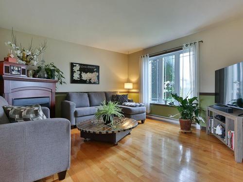 Living room - 44 Rue Marguerite, Saint-Jean-Sur-Richelieu, QC - Indoor Photo Showing Living Room