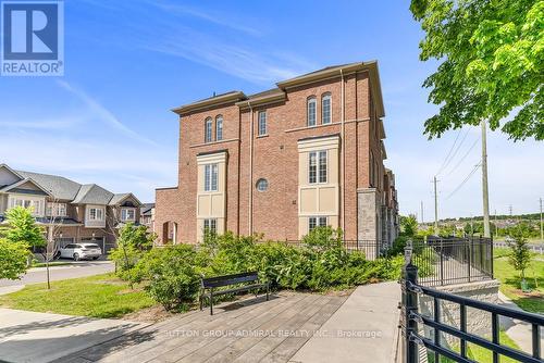 201 Harding Park Street, Newmarket, ON - Outdoor