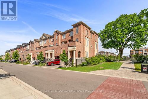 201 Harding Park Street, Newmarket, ON - Outdoor With Facade