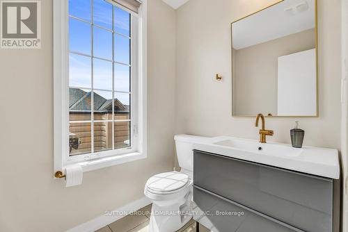 201 Harding Park Street, Newmarket, ON - Indoor Photo Showing Bathroom