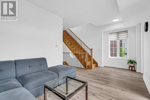 201 Harding Park Street, Newmarket, ON - Indoor Photo Showing Living Room