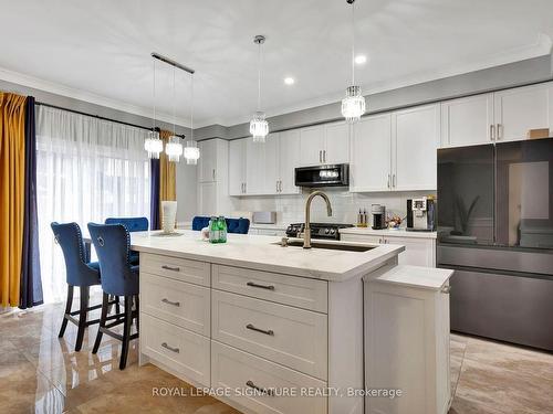 3921 Thomas Alton Blvd, Burlington, ON - Indoor Photo Showing Kitchen With Upgraded Kitchen