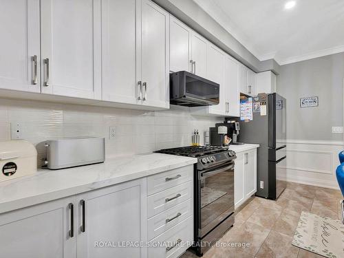 3921 Thomas Alton Blvd, Burlington, ON - Indoor Photo Showing Kitchen