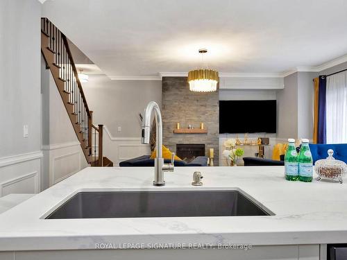 3921 Thomas Alton Blvd, Burlington, ON - Indoor Photo Showing Kitchen