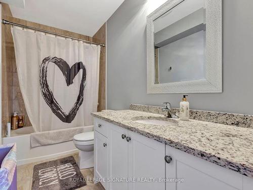 3921 Thomas Alton Blvd, Burlington, ON - Indoor Photo Showing Bathroom