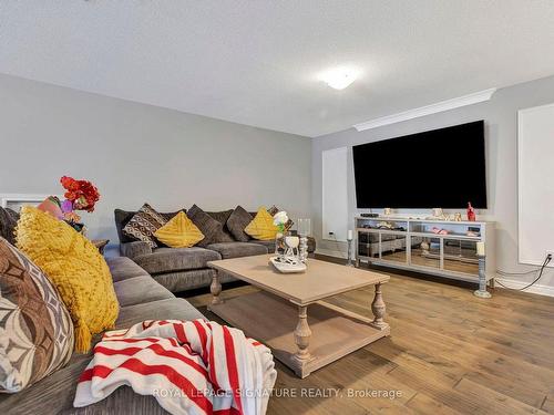 3921 Thomas Alton Blvd, Burlington, ON - Indoor Photo Showing Living Room