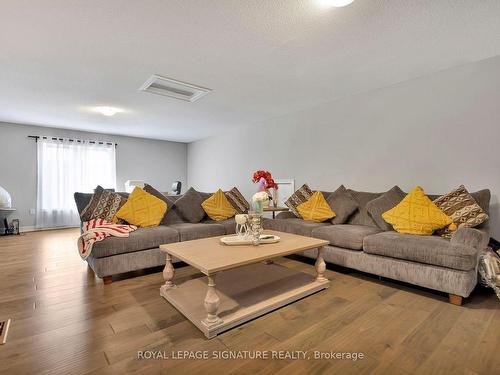 3921 Thomas Alton Blvd, Burlington, ON - Indoor Photo Showing Living Room