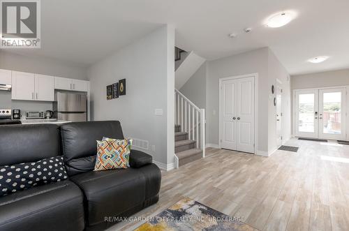 33 Bounty Avenue, Thorold (560 - Rolling Meadows), ON - Indoor Photo Showing Living Room