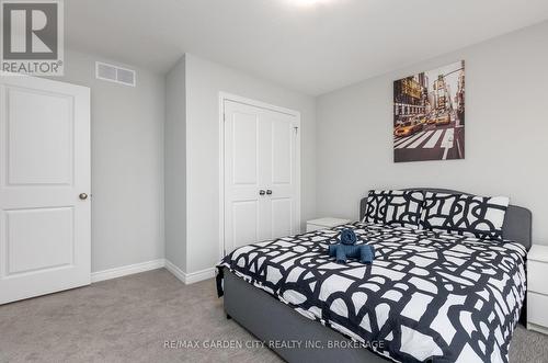 33 Bounty Avenue, Thorold (560 - Rolling Meadows), ON - Indoor Photo Showing Bedroom