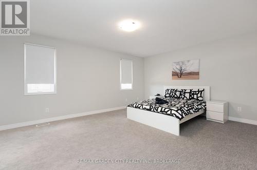 33 Bounty Avenue, Thorold (560 - Rolling Meadows), ON - Indoor Photo Showing Bedroom