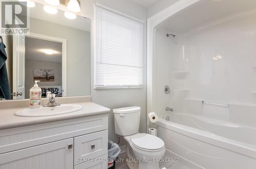 33 Bounty Avenue, Thorold (560 - Rolling Meadows), ON - Indoor Photo Showing Bathroom