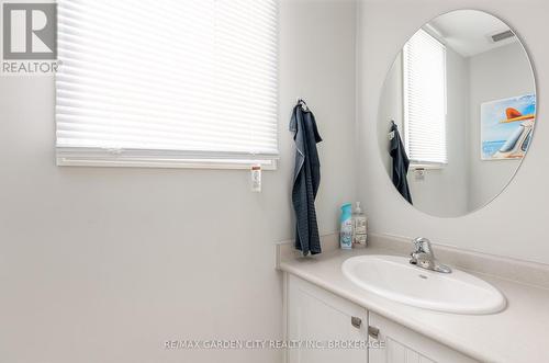 33 Bounty Avenue, Thorold (560 - Rolling Meadows), ON - Indoor Photo Showing Bathroom