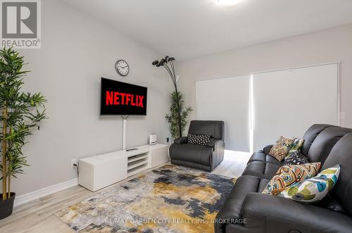 33 Bounty Avenue, Thorold (560 - Rolling Meadows), ON - Indoor Photo Showing Living Room