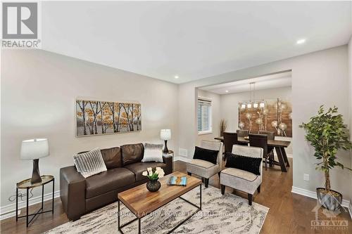 29 Malachigan Crescent, Ottawa, ON - Indoor Photo Showing Living Room