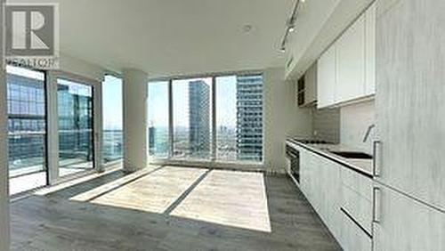 4510 - 1000 Portage Parkway W, Vaughan, ON - Indoor Photo Showing Kitchen