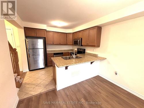 263 Casson Point, Milton, ON - Indoor Photo Showing Kitchen With Double Sink