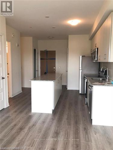 513 - 128 Grovewood Common, Oakville, ON - Indoor Photo Showing Kitchen