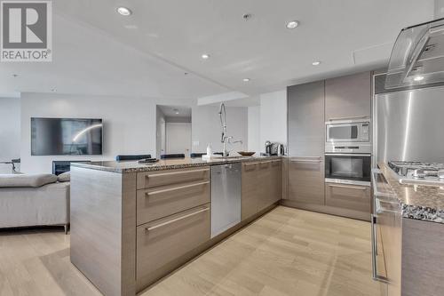 1X01 1111 Alberni Street, Vancouver, BC - Indoor Photo Showing Kitchen