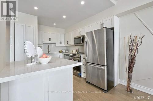 3009 - 33 Harbour Square, Toronto, ON - Indoor Photo Showing Kitchen With Upgraded Kitchen