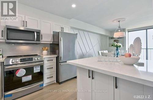 3009 - 33 Harbour Square, Toronto, ON - Indoor Photo Showing Kitchen With Upgraded Kitchen