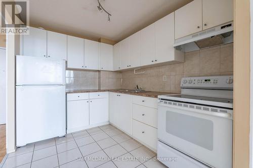 1712 - 530 Lolita Gardens, Mississauga, ON - Indoor Photo Showing Kitchen